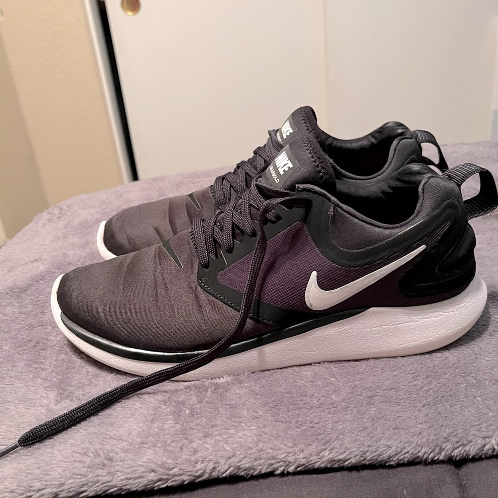 Nike Lunar Solo athletic shoes 🌙